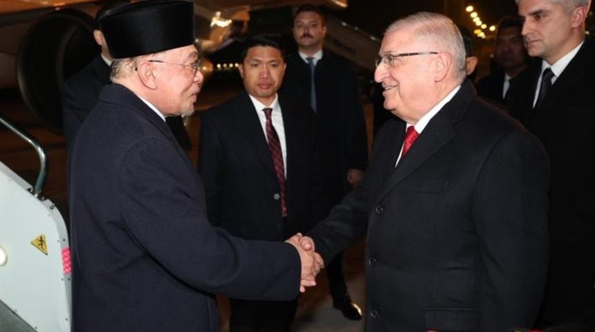 Bakan G&uuml;ler, T&uuml;rkiye&rsquo;ye gelen Malezya Başbakanı İbrahim&rsquo;i havaalanında karşıladı