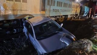 Osmaniye&rsquo;de hemzemin ge&ccedil;itte tren ile otomobil &ccedil;arpıştı