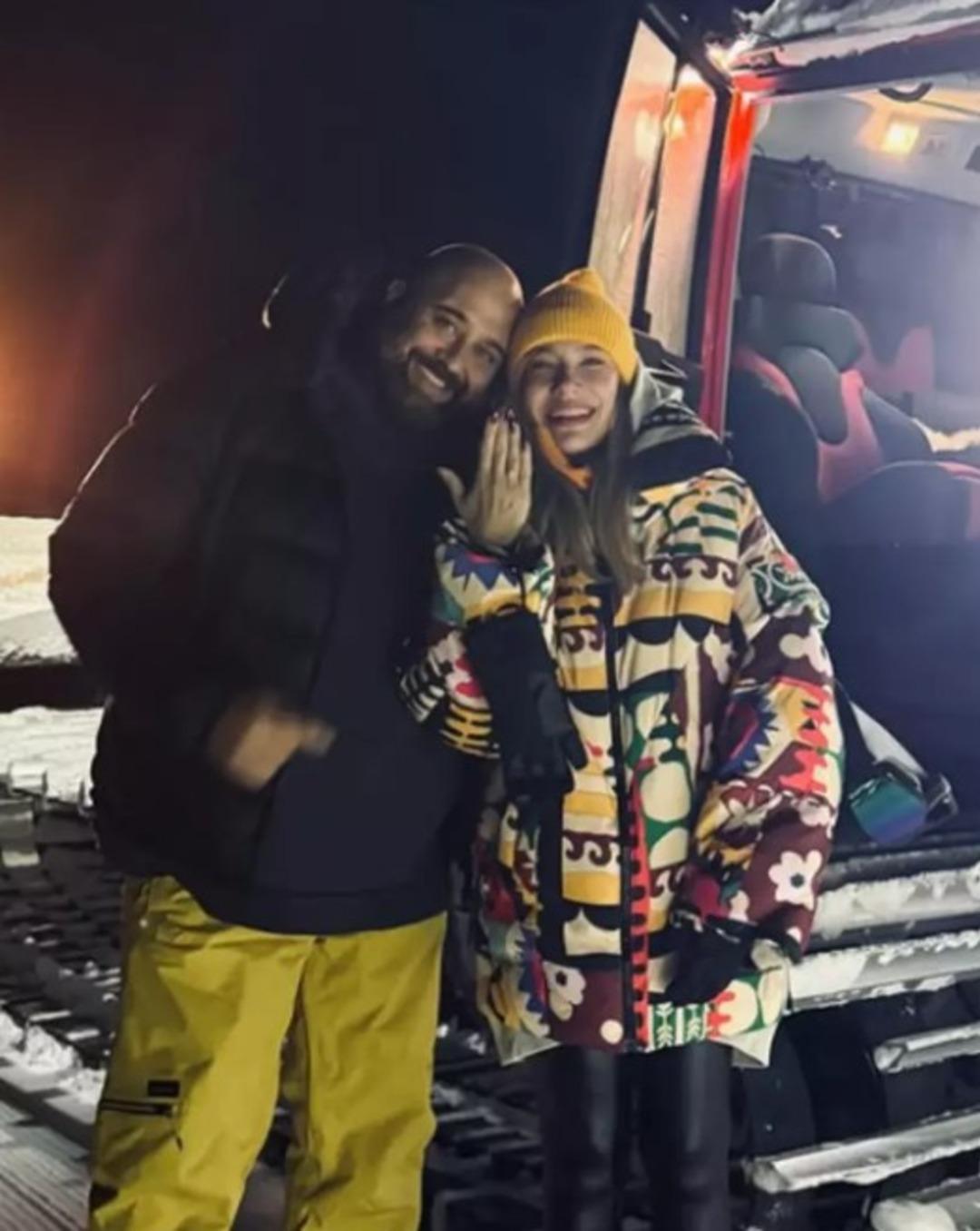 MasterChef j&uuml;risi Somer Sivrioğlu 21 yaş k&uuml;&ccedil;&uuml;k sevgilisiyle gecelerde! B&ouml;yle poz verdiler 3