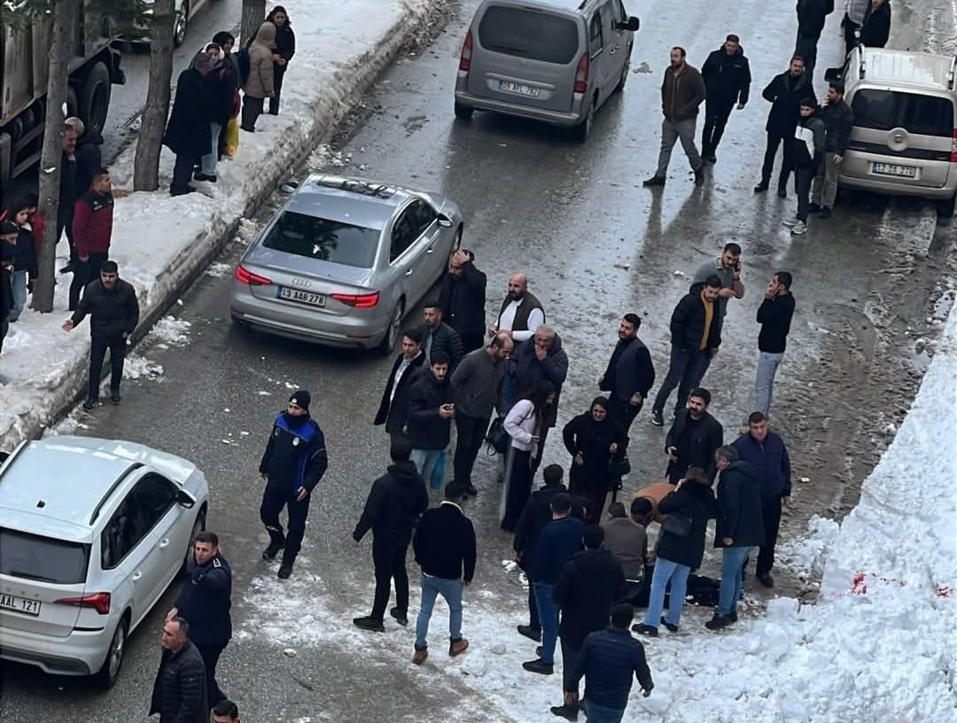 Kar kütlesi canını aldı! 8 katlı binanın tepesinden üstüne düştü 1