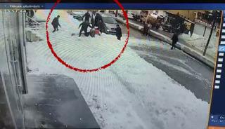 8 katlı binanın tepesinden d&uuml;şen kar k&uuml;tlesi canını aldı