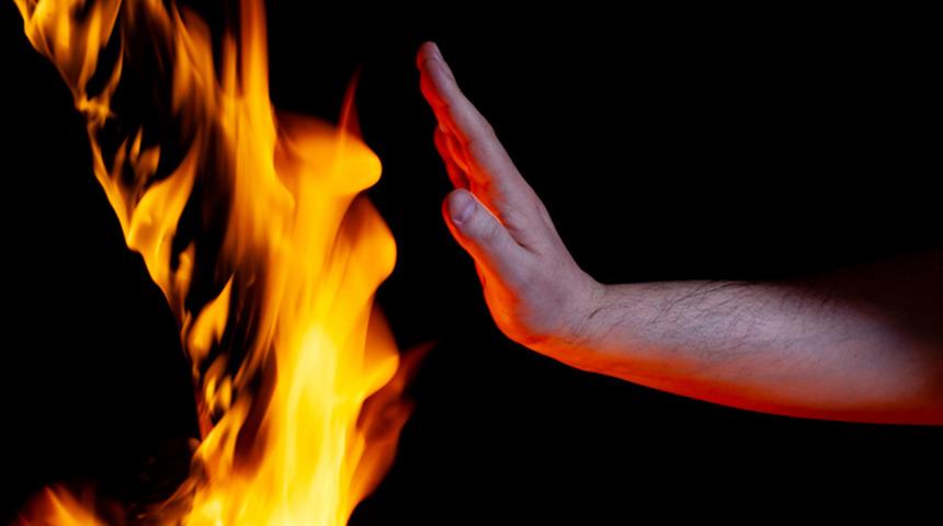 Gizemi &ccedil;&ouml;z&uuml;lemeyen &ouml;l&uuml;m: Kendi kendine yanıp &ouml;lm&uuml;ş! Evde zarar bile yok