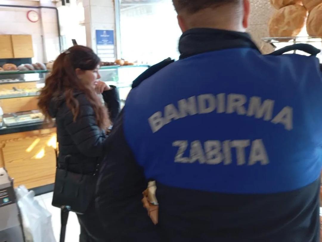 İğren&ccedil; olay! Aldığı kurabiyeyi ısırdı, i&ccedil;inden bakın ne &ccedil;ıktı! 2