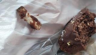 İğren&ccedil; olay! Aldığı kurabiyeyi ısırdı, i&ccedil;inden bakın ne &ccedil;ıktı!