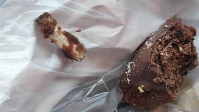 İğrenç olay! Aldığı kurabiyeyi ısırdı, içinden bakın ne çıktı!