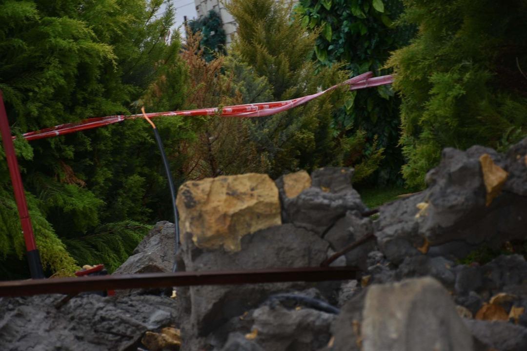 Dekoratif kemer &uuml;stlerine devrilmişti: İzmir deki korkun&ccedil; kazadan yeni g&ouml;r&uuml;nt&uuml;ler! 9