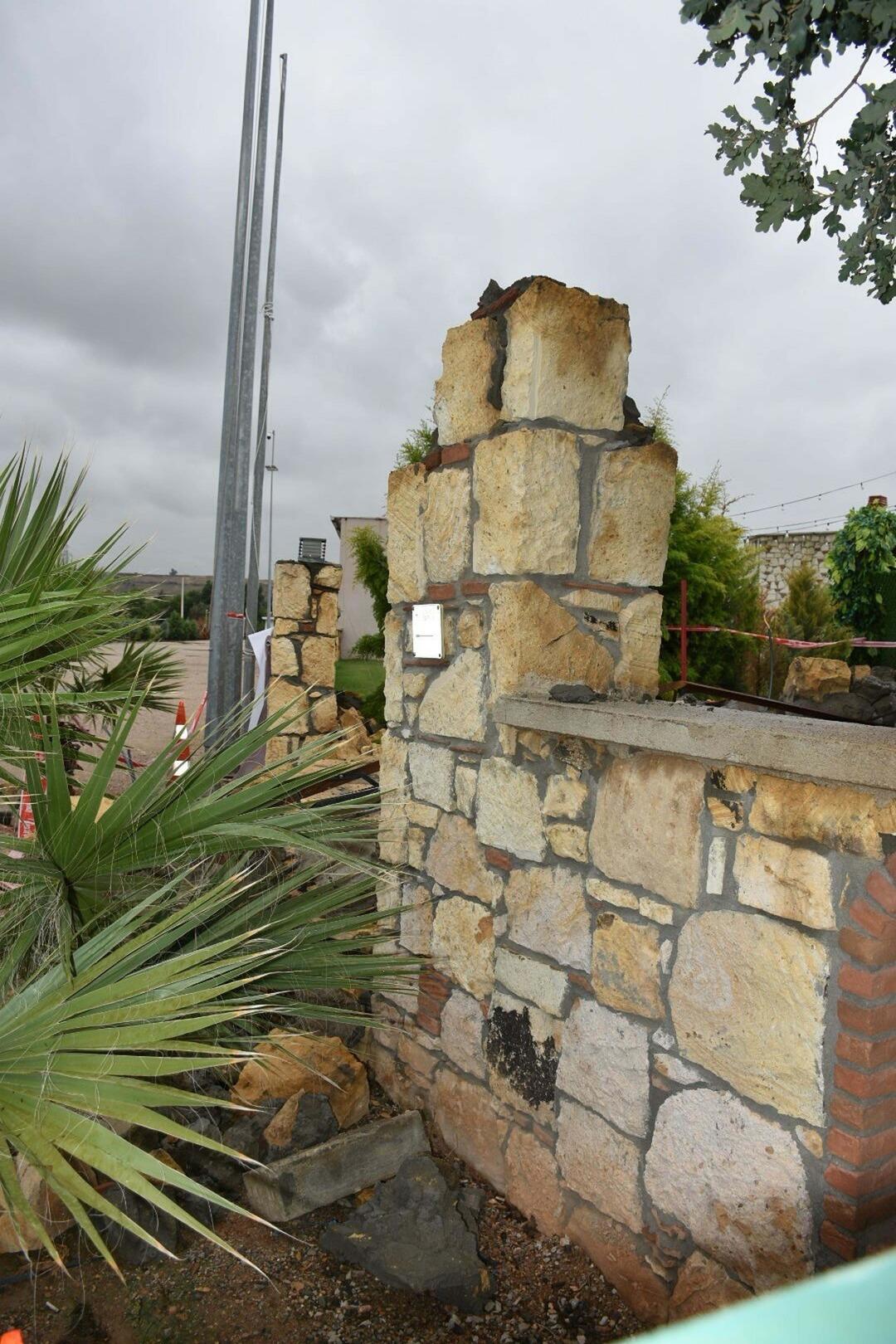 Dekoratif kemer &uuml;stlerine devrilmişti: İzmir deki korkun&ccedil; kazadan yeni g&ouml;r&uuml;nt&uuml;ler! 8