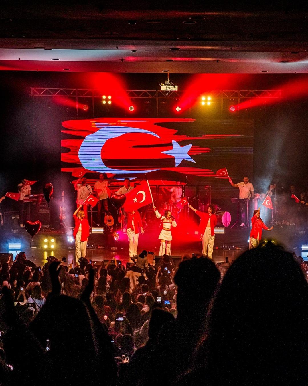 Melis Fis ten b&uuml;y&uuml;k başarı! 81 ilde konser veren ilk kadın m&uuml;zisyen oldu 3