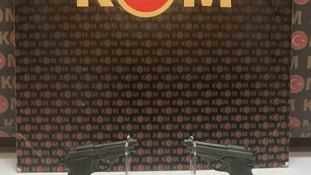 Polis 2 ruhsatsız tabanca ele geçirdi