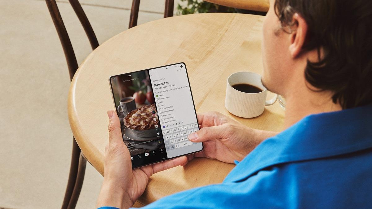 CES 2026'dan: Motorola, kitap gibi katlanan telefonu "Razr Fold"u tanıttı! İşte özellikleri - Teknoloji Haberleri