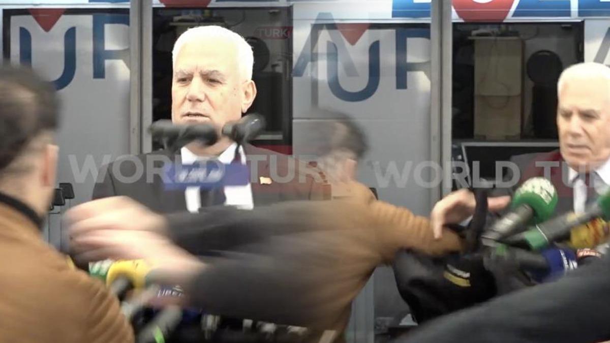 Mustafa Bozbey'e saldırı girişiminin en net görüntüsü: Koşup kürsüyü devirdi - Güncel Haberler