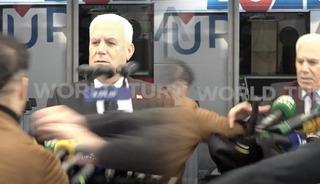 Mustafa Bozbey'e saldırı girişiminin en net g&ouml;r&uuml;nt&uuml;s&uuml;: Koşup k&uuml;rs&uuml;y&uuml; devirdi