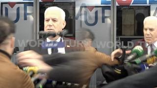 Mustafa Bozbey'e saldırı girişiminin en net görüntüsü: Koşup kürsüyü devirdi