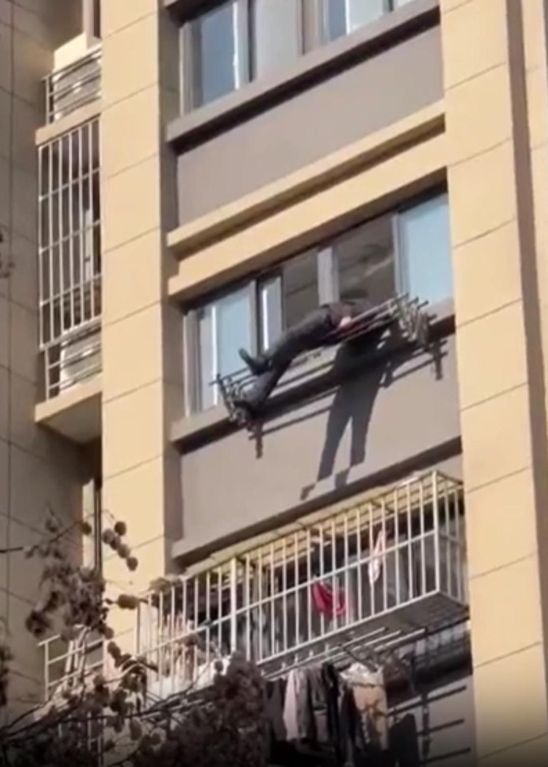 Mucize kurtuluş! 15. kattan d&uuml;şt&uuml;, &ccedil;amaşır askısına takıldı! O anlar kamerada 1