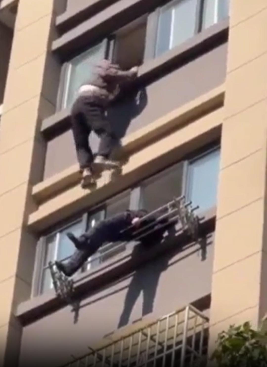 Mucize kurtuluş! 15. kattan d&uuml;şt&uuml;, &ccedil;amaşır askısına takıldı! O anlar kamerada 2