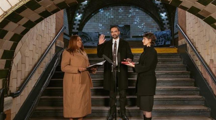 Mamdani, yeminini Osmanlı d&ouml;nemine ait Kuran &uuml;zerine ettiğini a&ccedil;ıkladı