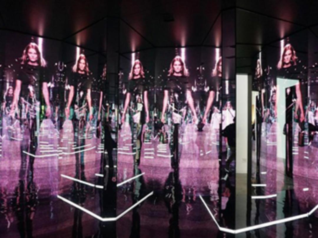 L&uuml;ks devinden moda sergisi