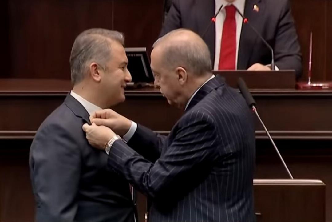 4 isim AK Parti ye katıldı! Erdoğan a asker selamı verdi,  Başkomutan  &ccedil;ıkışı g&uuml;ndem oldu 1