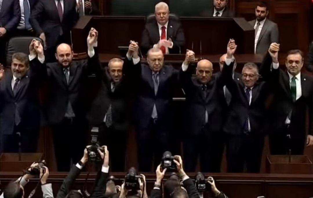 4 isim AK Parti ye katıldı! Erdoğan a asker selamı verdi,  Başkomutan  &ccedil;ıkışı g&uuml;ndem oldu 4