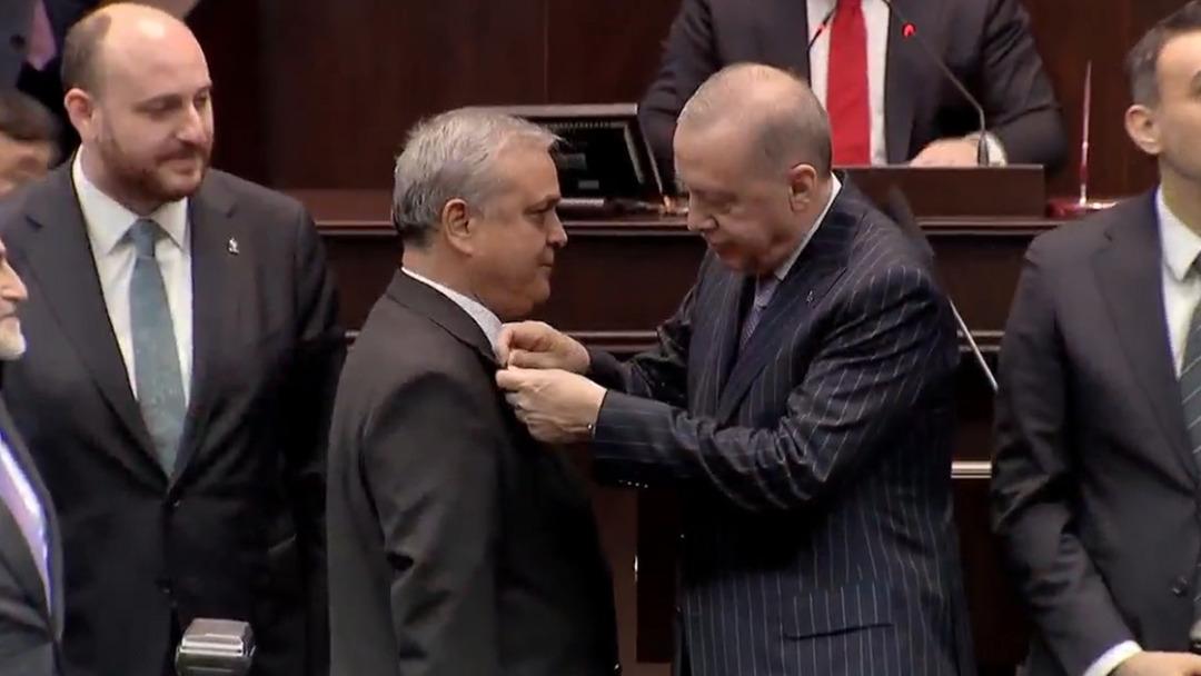 4 isim AK Parti ye katıldı! Erdoğan a asker selamı verdi,  Başkomutan  &ccedil;ıkışı g&uuml;ndem oldu 5