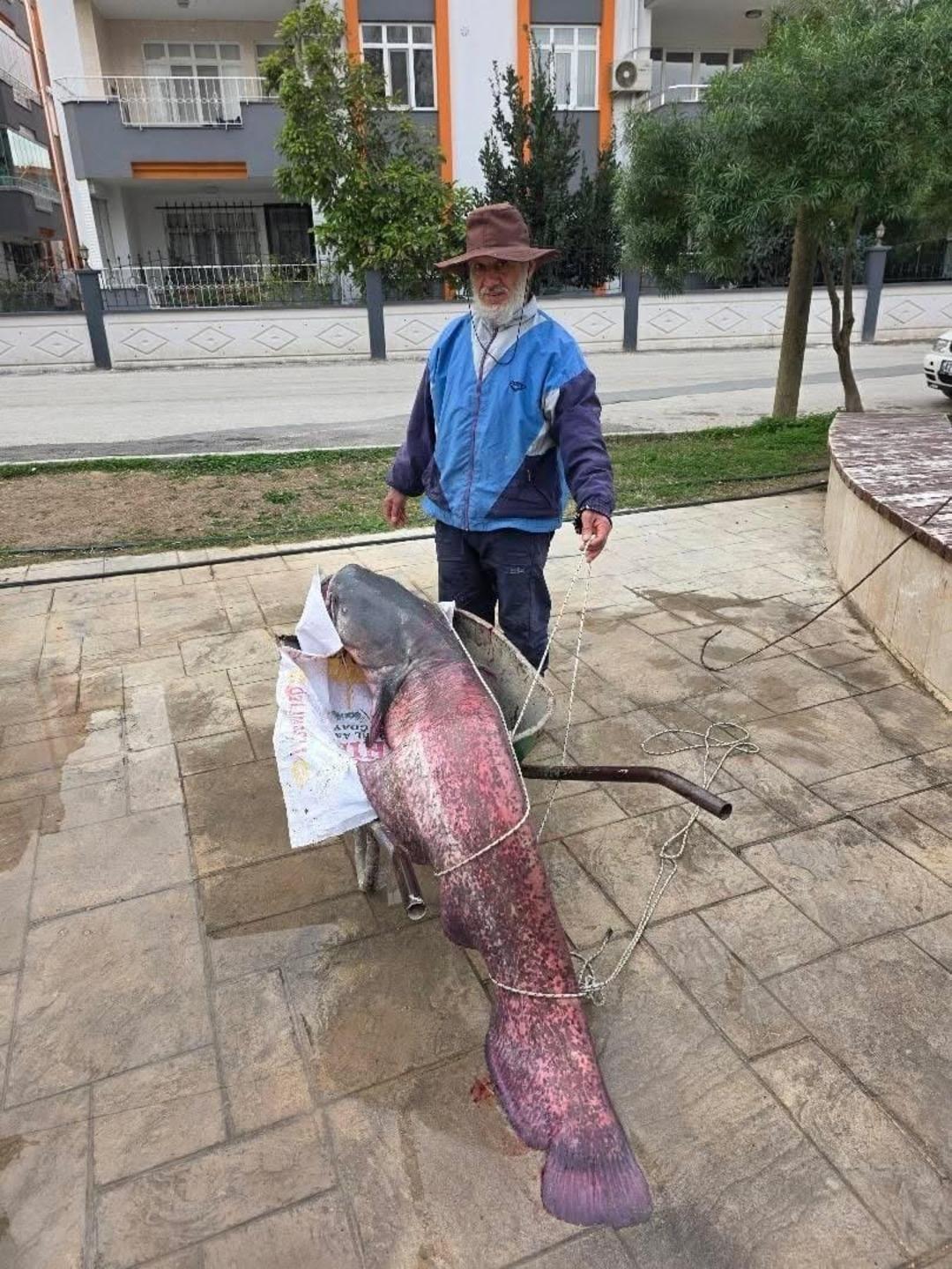 30 kilo ağırlığında! G&ouml;ren telefonuna sarıldı: Tam bir  acemi şansı  1