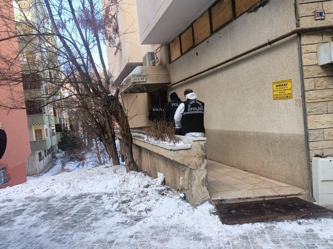 3 &ccedil;ocuk babası akademisyen evinde &ouml;l&uuml; bulundu!  4