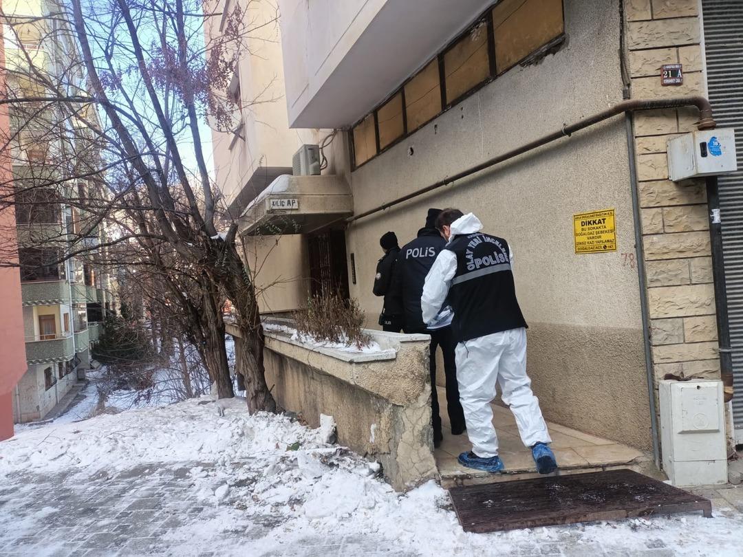 3 &ccedil;ocuk babası akademisyen evinde &ouml;l&uuml; bulundu!  3