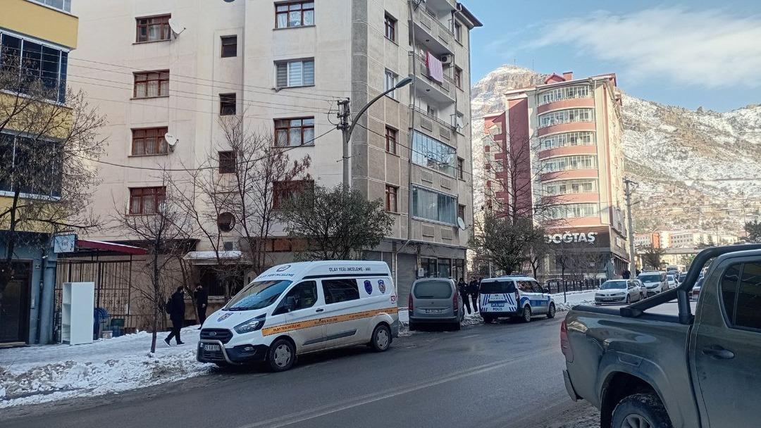 3 &ccedil;ocuk babası akademisyen evinde &ouml;l&uuml; bulundu!  1