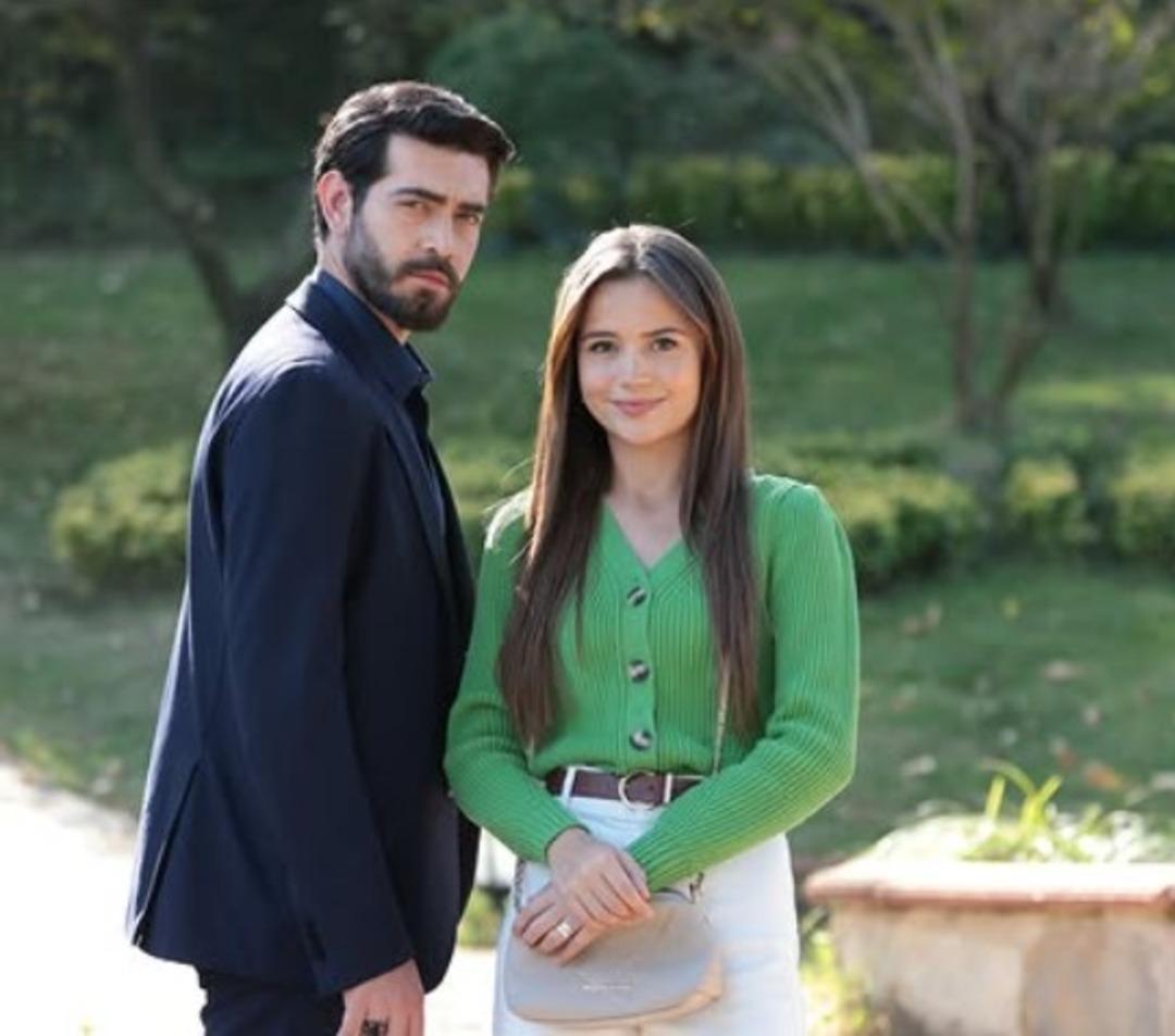 Kan &Ccedil;i&ccedil;ekleri dizisinin kamera arkası g&ouml;r&uuml;nt&uuml;leri ifşa oldu! Başroller arası diyalog tepki &ccedil;ekti  1