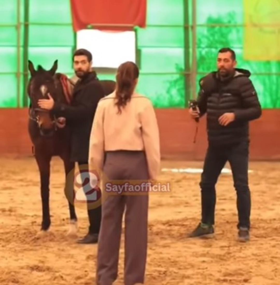 Kan &Ccedil;i&ccedil;ekleri dizisinin kamera arkası g&ouml;r&uuml;nt&uuml;leri ifşa oldu! Başroller arası diyalog tepki &ccedil;ekti  3