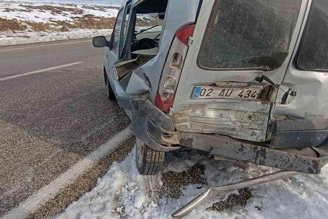 Araban&rsquo;da otomobil ile kamyonet &ccedil;arpıştı: 2 yaralı 1