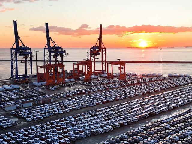 Haydarpaşa Limanı'nda dikkat &ccedil;eken g&ouml;r&uuml;nt&uuml;! İthal sıfır otomobillerle doldu 