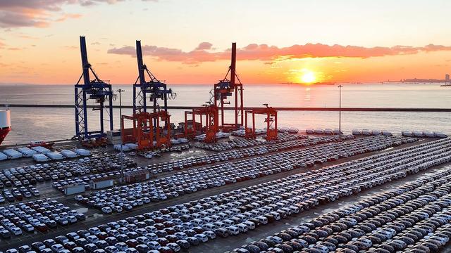 Haydarpaşa Limanı'nda dikkat çeken görüntü! İthal sıfır otomobillerle doldu 