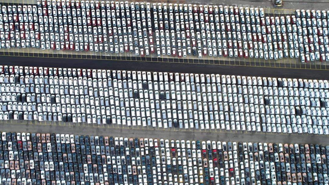 Haydarpaşa Limanı nda dikkat &ccedil;eken g&ouml;r&uuml;nt&uuml;! İthal sıfır otomobillerle doldu  1