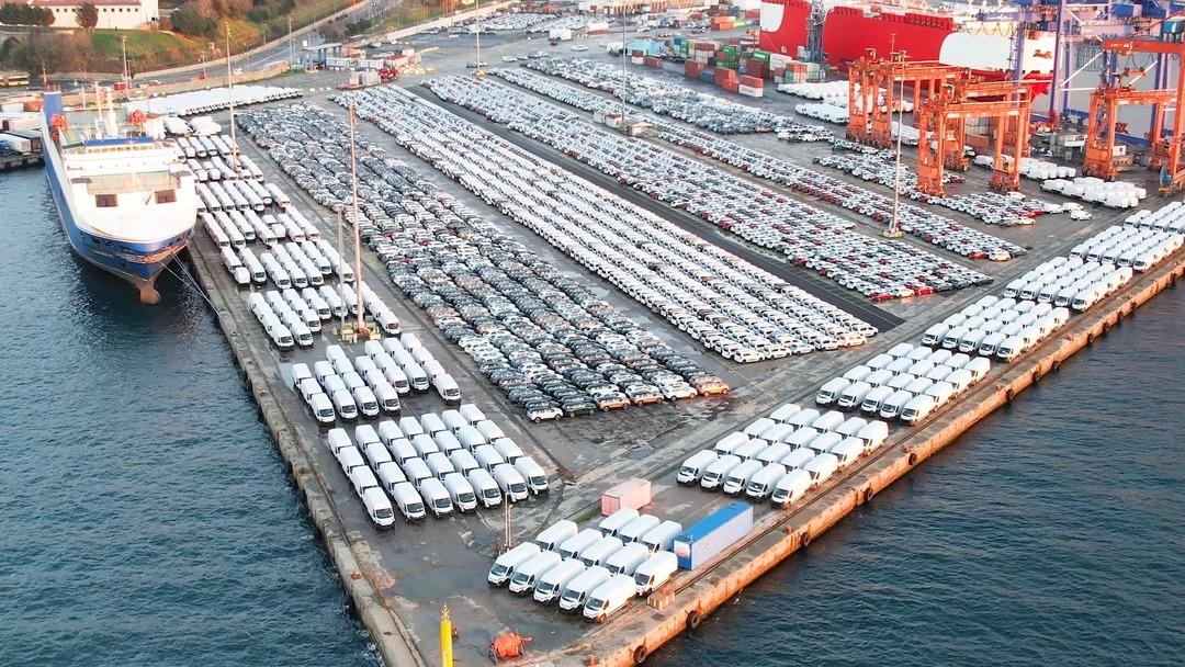 Haydarpaşa Limanı nda dikkat &ccedil;eken g&ouml;r&uuml;nt&uuml;! İthal sıfır otomobillerle doldu  2