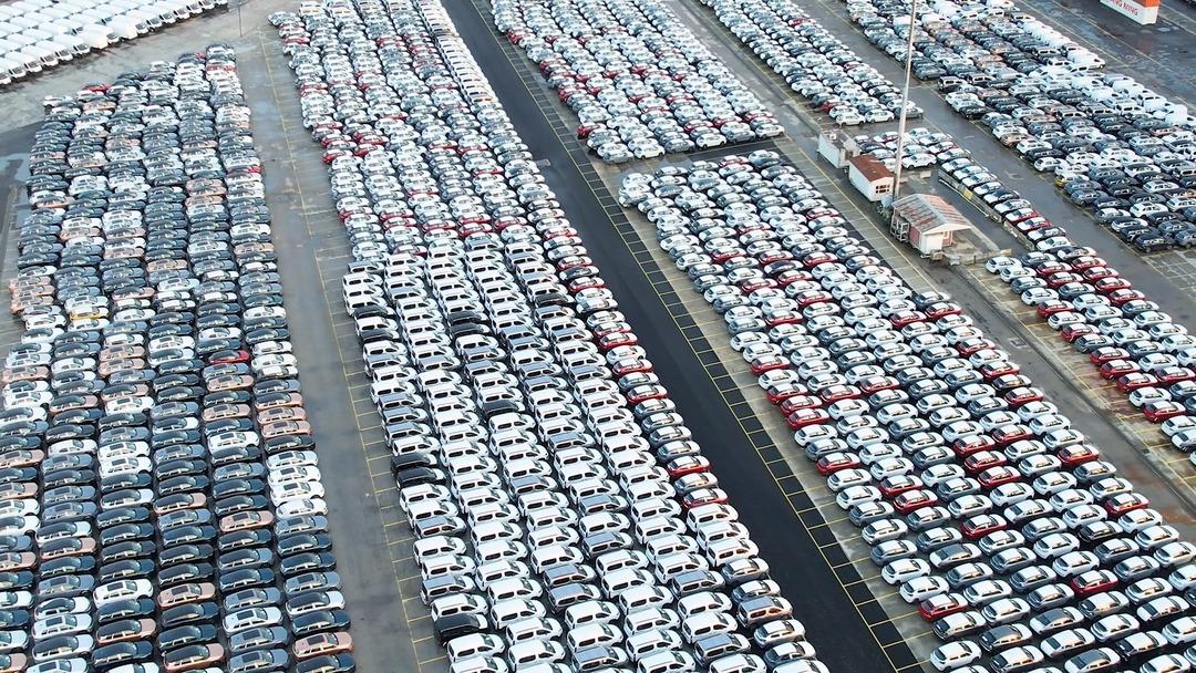 Haydarpaşa Limanı nda dikkat &ccedil;eken g&ouml;r&uuml;nt&uuml;! İthal sıfır otomobillerle doldu  3