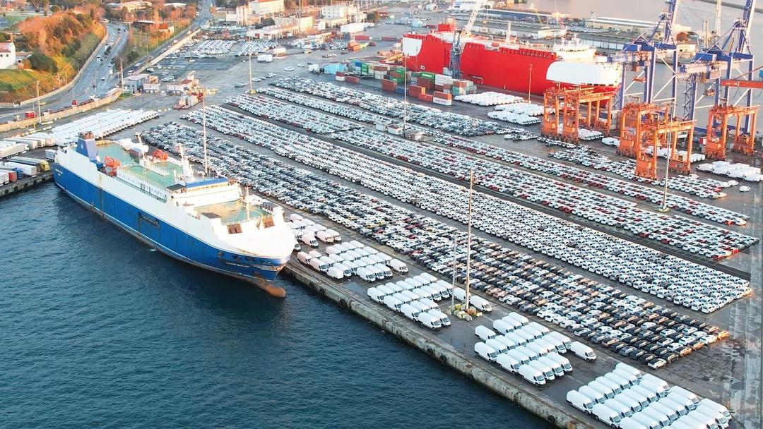 Haydarpaşa Limanı nda dikkat &ccedil;eken g&ouml;r&uuml;nt&uuml;! İthal sıfır otomobillerle doldu  4