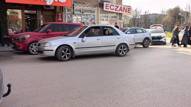 Yaya ge&ccedil;idinde otomobilin &ccedil;arptığı 2 yaya yaralandı 3