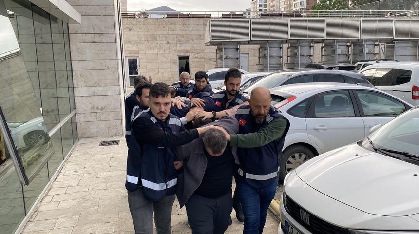 Tehditle 200 bin TL'sini alıp, d&ouml;vd&uuml;ler; 4 g&ouml;zaltı