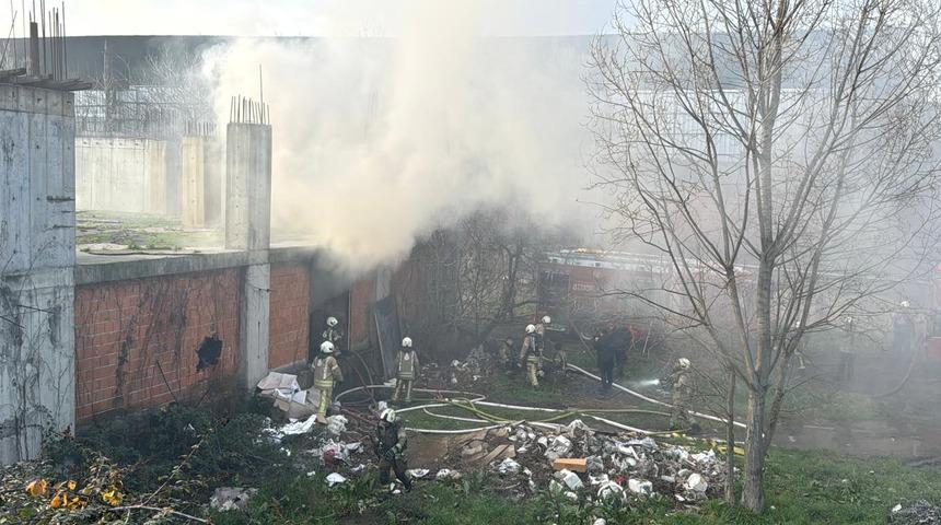 Gaziosmanpaşa'da avize deposunda &ccedil;ıkan yangın s&ouml;nd&uuml;r&uuml;ld&uuml;
