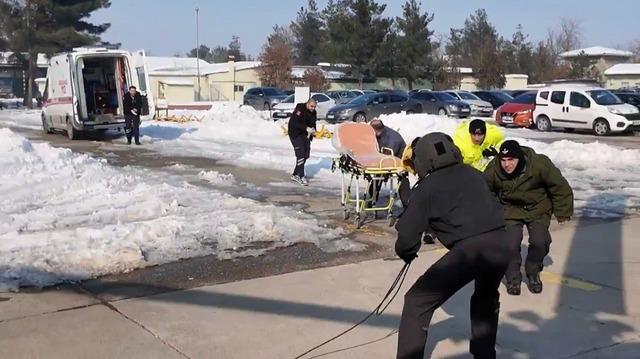 Diyarbakır&rsquo;da rahatsızlığı bulunan vatandaş, jandarma helikopteriyle hastaneye sevk edildi 1