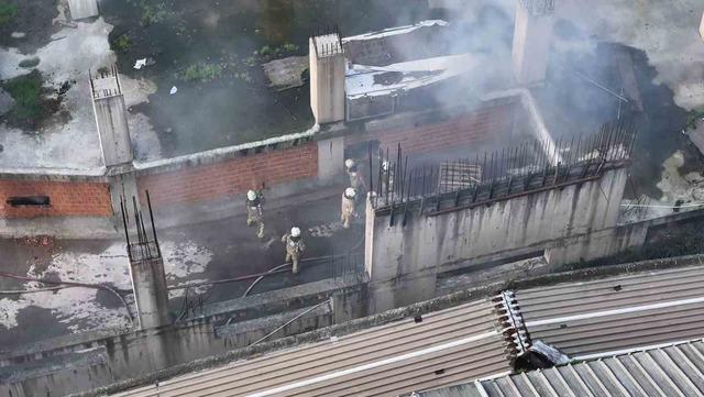 Gaziosmanpaşa&rsquo;da avize at&ouml;lyesinin deposunda yangın &ccedil;ıktı: Ekiplerin s&ouml;nd&uuml;rme &ccedil;alışması havadan g&ouml;r&uuml;nt&uuml;lendi 1