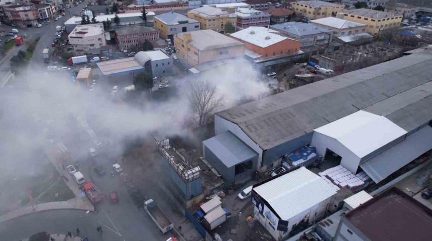 Gaziosmanpaşa&rsquo;da avize at&ouml;lyesinin deposunda yangın &ccedil;ıktı: Ekiplerin s&ouml;nd&uuml;rme &ccedil;alışması havadan g&ouml;r&uuml;nt&uuml;lendi