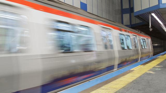 Metro istasyona yaklaşırken neden hafif bir rüzgar eser?