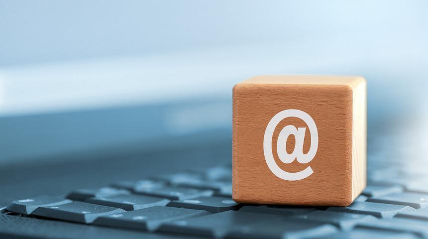 Neden e-postalarda @ işareti kullanılır?