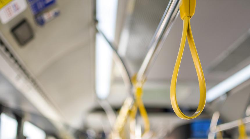 Otob&uuml;slerde tutacaklar neden sabit değil de sallanır haldedir?