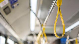 Otobüslerde tutacaklar neden sabit değil de sallanır haldedir?