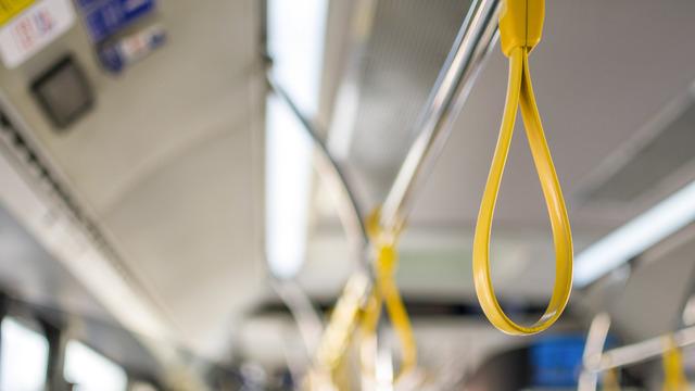 Otobüslerde tutacaklar neden sabit değil de sallanır haldedir?