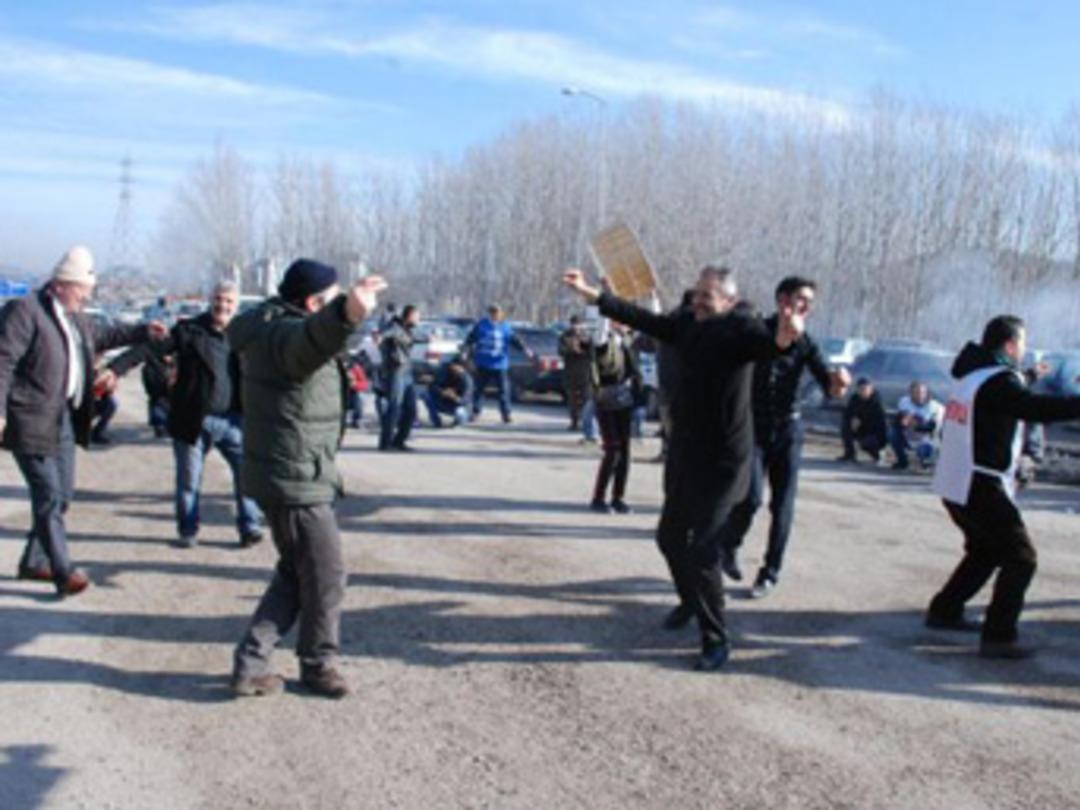 Grevdeki ağa&ccedil; fabrikası iş&ccedil;ileri yol kapattı