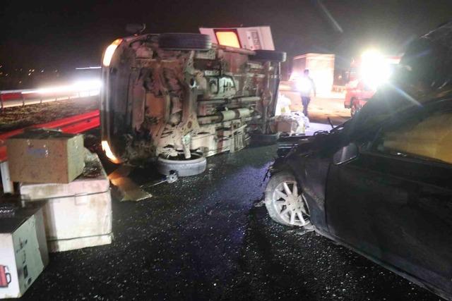 Anadolu Otoyolu’nda aynı istikamette giden otomobil ile minibüs çarpıştı: 1 ölü, 3 yaralı 5